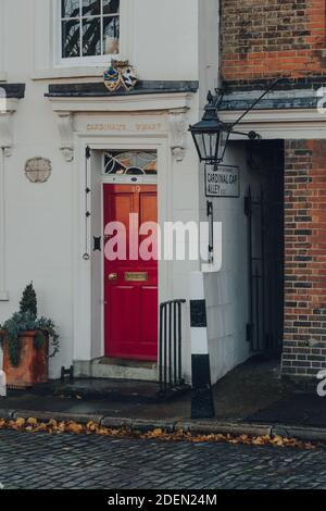 Londra, Regno Unito - 19 novembre 2020: Porta di fronte rossa di una casa tradizionale inglese a schiera nel molo Cardinals, Londra. Le porte dai colori vivaci sono molto popolari Foto Stock