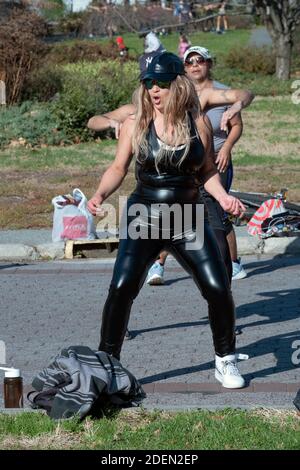 Una vivace ballerina femminile in una lezione di danza Zumba. Nel Flushing Meadows Corona Park a Queens, New York City. Foto Stock