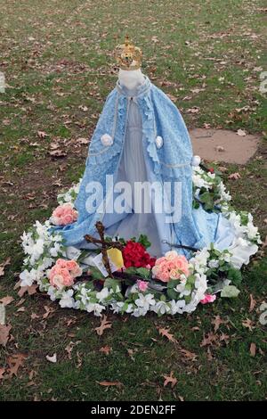 Una statua della Vergine Maria nel Padiglione del Vaticano nel parco Flushing Meadows, dove Maria e Gesù apparvero a Veronica Lueken. A Queens, New York. Foto Stock