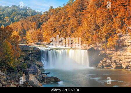 Cascate di Cumberland sul fiume Cumberland nel Cumberland Falls state Resort Park, Kentucky, Stati Uniti. Foto Stock