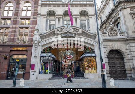 Mayfair, Londra, Regno Unito. 1° dicembre 2020. L'esclusiva area dello shopping intorno a Mayfair l'ultimo giorno del blocco Covid-19 prima che Londra si sposti al livello 2 consentendo ai negozi di riaprire per il commercio di Natale. Immagine: Cancelli chiusi a Burlington Arcade fuori Piccadilly. Credit: Malcolm Park/Alamy Live News. Foto Stock