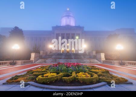 Frankfort, Kentucky, USA, con il Campidoglio del Kentucky in una nebbia. Foto Stock