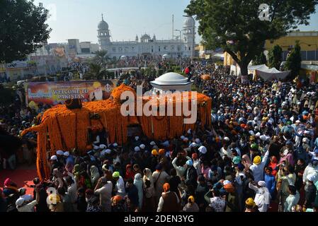 Nankana Sahib, Pakistan. 30 novembre 2020. Migliaia di pellegrini sikh si riuniscono per partecipare ad un festival religioso per celebrare il 551° anniversario di nascita del loro leader spirituale Baba Guru Nanak Dev, a Nankana Sahib, a circa 80 km dalla città orientale di Lahore, in Pakistan, il 30 novembre 2020. Migliaia di pellegrini provenienti da diversi paesi, tra cui l'India, sono arrivati in Pakistan per partecipare a un festival di tre giorni per celebrare il 551° anniversario della nascita del fondatore del Sikhismo Sri Guru Nanak Dev, a Nankana Sahib. (Foto di Rana Sajid Hussain/Pacific Press/Sipa USA) Credit: Sipa USA/Alamy Live News Foto Stock