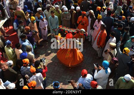 Nankana Sahib, Pakistan. 30 novembre 2020. Migliaia di pellegrini sikh si riuniscono per partecipare ad un festival religioso per celebrare il 551° anniversario di nascita del loro leader spirituale Baba Guru Nanak Dev, a Nankana Sahib, a circa 80 km dalla città orientale di Lahore, in Pakistan, il 30 novembre 2020. Migliaia di pellegrini provenienti da diversi paesi, tra cui l'India, sono arrivati in Pakistan per partecipare a un festival di tre giorni per celebrare il 551° anniversario della nascita del fondatore del Sikhismo Sri Guru Nanak Dev, a Nankana Sahib. (Foto di Rana Sajid Hussain/Pacific Press/Sipa USA) Credit: Sipa USA/Alamy Live News Foto Stock