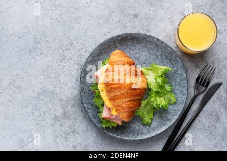 Colazione continentale, croissant, sandwich con uova e bicchiere di succo d'arancia, vista dall'alto Foto Stock