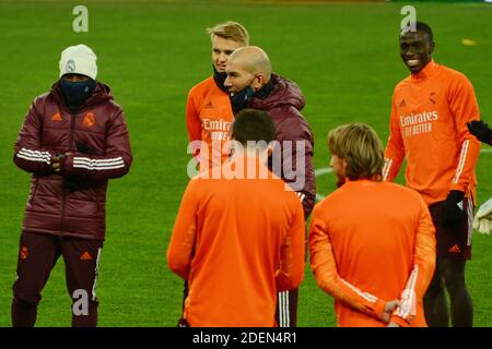 Kiev, Ucraina. 30 novembre 2020. KIEV, UCRAINA - 30 NOVEMBRE 2020: Il capo allenatore del Real Madrid Zinedine Zidane, centro, durante la sessione di allenamento davanti alla Champions League, Gruppo B, partita di calcio tra Shakhtar Donetsk e Real Madrid (Foto di Aleksandr Gusev/Pacific Press/Sipa USA) Credit: Sipa USA/Alamy Live News Foto Stock