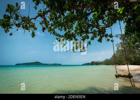 Rustic Rope swing a Long Beach su Koh Ta Kiev isola paradiso vicino Sihanoukville Cambogia Foto Stock