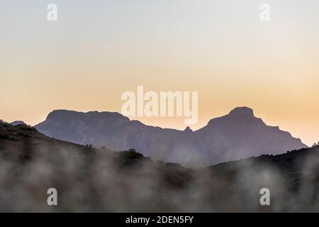 La luce del tramonto si illumina sul paesaggio vulcanico e sulle formazioni rocciose del Parco Nazionale Las Canadas del Teide, Tenerife, Isole Canarie, Spagna Foto Stock