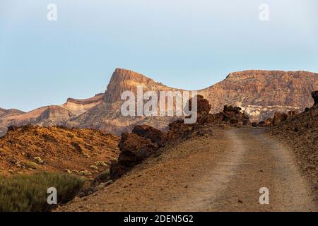 La luce del tramonto si illumina sul paesaggio vulcanico e sulle formazioni rocciose del Parco Nazionale Las Canadas del Teide, Tenerife, Isole Canarie, Spagna Foto Stock