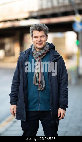 Amburgo, Germania. 23 Nov 2020. Nikolas Migut, fondatore e presidente dell'associazione Straßenblues, ha registrato ai margini di un'intervista del dpa. L'associazione ha organizzato una camera d'albergo per venti persone per i mesi invernali. Credit: Daniel Reinhardt/dpa/Alamy Live News Foto Stock