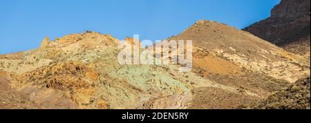 Immagine panoramica della formazione rocciosa, Los Azulejos con colori verde intenso nel Parco Nazionale Las Canadas del Teide, Tenerife, Isole Canarie, Sp Foto Stock