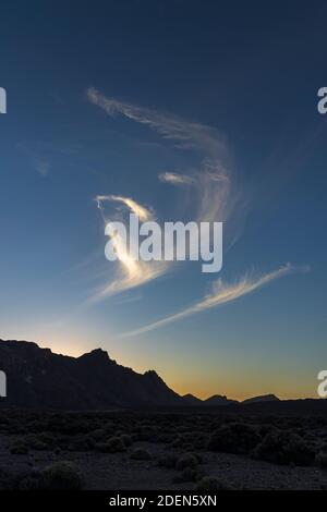 Formazione di nuvole di Cirrus nel cielo sopra il Parco Nazionale Las Canadas del Teide, Tenerife, Isole Canarie, Spagna Foto Stock