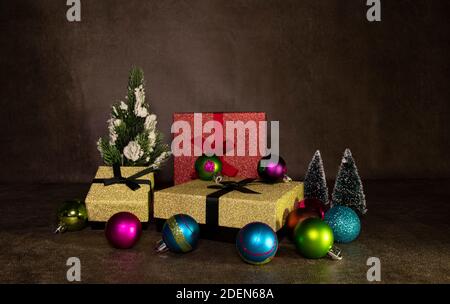 sposare decorazione di natale con baubles albero e regali Foto Stock