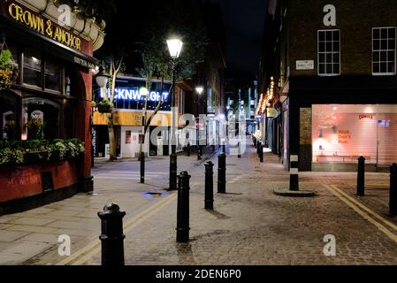 Una Neal Street deserta, Covent Garden, Londra in prima serata, durante il blocco di Coronavirus Foto Stock