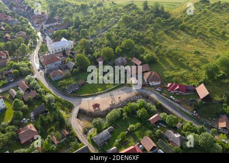 Sorvolando un villaggio in Transilvania. Veduta aerea del drone di Manastireni, Romania Foto Stock