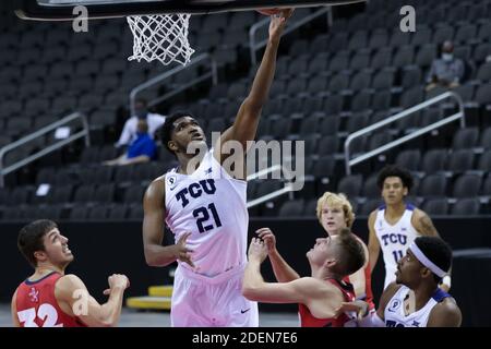 Kansas City, Missouri, Stati Uniti. 29 Nov 2020. TCU Horned Frogs Center Kevin Samuel n. 21 segna durante la seconda metà del gioco. Credito: Serena S.Y. Hsu/ZUMA Wire/Alamy Live News Foto Stock