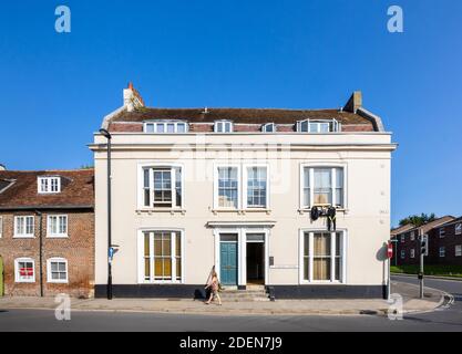 L'elevazione frontale degli edifici in East Street, Blandford Forum, una tradizionale cittadina di mercato in Dorset, Inghilterra sud-occidentale, tipica architettura georgiana Foto Stock
