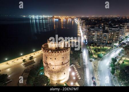 Vista aerea della piazza della Torre Bianca la notte, a Salonicco, Grecia Foto Stock