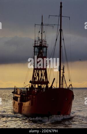 Le navi leggere nel Mare del Nord sono state trainate in porto prima di essere smantellate 1986 fotografate per Illustrated London News nel 1986 scansionate nel 2020 la maggior parte delle navi leggere britanniche sono state smantellate negli anni '70 - '80 e sostituite con carri leggeri o boe LANBY, che erano molto più economici da mantenere: Nel 1974, al tempo del progetto di sviluppo originale della Trinity House, i costi di gestione annuali della nave leggera a £30,000 erano dieci volte quelli della LANBY Foto Stock