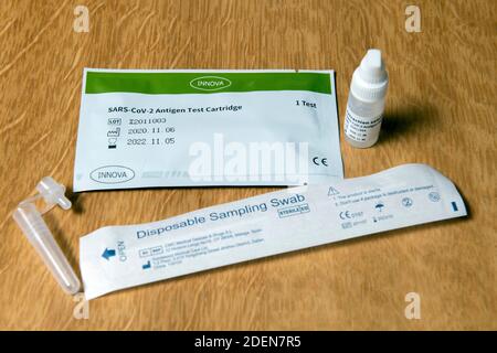 Kit di test rapido fornito a molti NHS staff per consentire loro di testare se stessi per UN sintomatico Covid-19 Corona Virus sintomi. Foto Stock