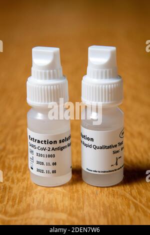 Kit di test rapido fornito a molti NHS staff per consentire loro di testare se stessi per UN sintomatico Covid-19 Corona Virus sintomi. Foto Stock