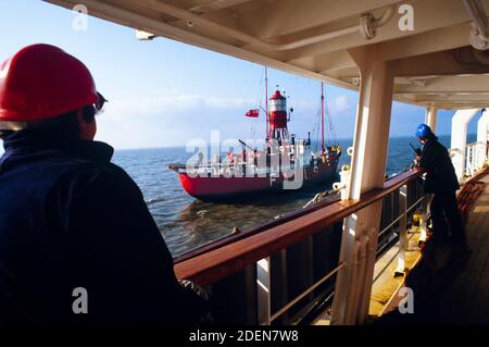 Le navi leggere nel Mare del Nord sono state trainate in porto prima di essere smantellate 1986 fotografate per Illustrated London News nel 1986 scansionate nel 2020 la maggior parte delle navi leggere britanniche sono state smantellate negli anni '70 - '80 e sostituite con carri leggeri o boe LANBY, che erano molto più economici da mantenere: Nel 1974, al tempo del progetto di sviluppo originale della Trinity House, i costi di gestione annuali della nave leggera a £30,000 erano dieci volte quelli della LANBY Foto Stock