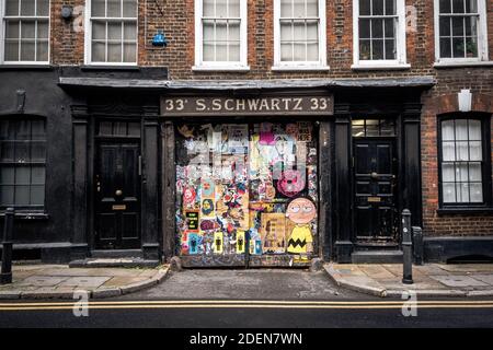 Graffiti su Fournier Street, Spitalfields London Foto Stock