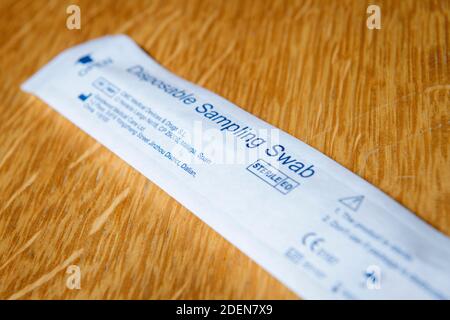 Kit di test rapido fornito a molti NHS staff per consentire loro di testare se stessi per UN sintomatico Covid-19 Corona Virus sintomi. Foto Stock