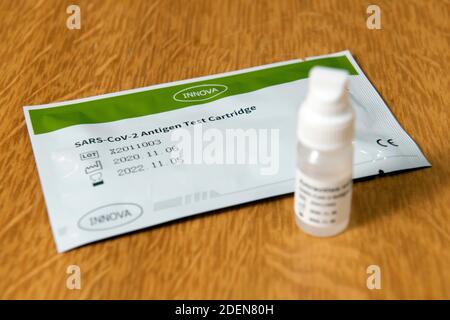 Kit di test rapido fornito a molti NHS staff per consentire loro di testare se stessi per UN sintomatico Covid-19 Corona Virus sintomi. Foto Stock