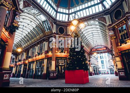 Londra UK - Novembre 2020: Albero di Natale nel mercato di Leadenhall, Città di Londra Foto Stock