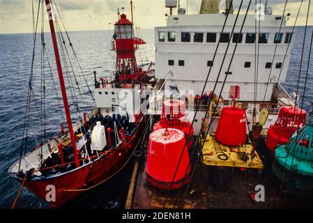 Le navi leggere nel Mare del Nord sono state trainate in porto prima di essere smantellate 1986 fotografate per Illustrated London News nel 1986 scansionate nel 2020 la maggior parte delle navi leggere britanniche sono state smantellate negli anni '70 - '80 e sostituite con carri leggeri o boe LANBY, che erano molto più economici da mantenere: Nel 1974, al tempo del progetto di sviluppo originale della Trinity House, i costi di gestione annuali della nave leggera a £30,000 erano dieci volte quelli della LANBY Foto Stock