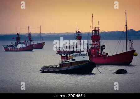 Le navi leggere nel Mare del Nord sono state trainate in porto prima di essere smantellate 1986 fotografate per Illustrated London News nel 1986 scansionate nel 2020 la maggior parte delle navi leggere britanniche sono state smantellate negli anni '70 - '80 e sostituite con carri leggeri o boe LANBY, che erano molto più economici da mantenere: Nel 1974, al tempo del progetto di sviluppo originale della Trinity House, i costi di gestione annuali della nave leggera a £30,000 erano dieci volte quelli della LANBY Foto Stock