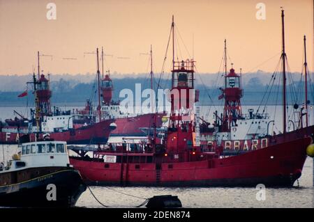 Le navi leggere nel Mare del Nord sono state trainate in porto prima di essere smantellate 1986 fotografate per Illustrated London News nel 1986 scansionate nel 2020 la maggior parte delle navi leggere britanniche sono state smantellate negli anni '70 - '80 e sostituite con carri leggeri o boe LANBY, che erano molto più economici da mantenere: Nel 1974, al tempo del progetto di sviluppo originale della Trinity House, i costi di gestione annuali della nave leggera a £30,000 erano dieci volte quelli della LANBY Foto Stock