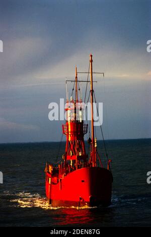 Navi da carico nel Mare del Nord trainate in porto prima In fase di smantellamento 1986 fotografato per Illustrated London News nel 1986 Foto Stock