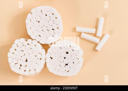 Tamponi dentali sterili Dental White su sfondo beige. Foto Stock