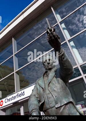 Statua in bronzo di George Stephenson 1781-1848 di Stephen Hicklin fuori Chesterfield Stazione ferroviaria Derbyshire Inghilterra Regno Unito Foto Stock