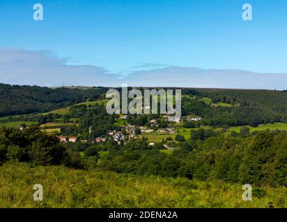 Vista sul villaggio di Grindleford e sulla campagna circostante da Froggatt Edge Nel Peak District National Park Derbyshire Inghilterra Regno Unito Foto Stock