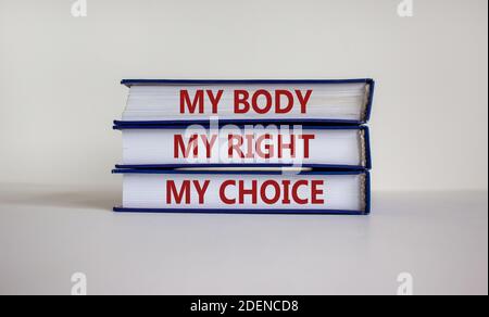 Il mio corpo - il simbolo della mia scelta. Libri con parole 'il mio corpo, il mio diritto, la mia scelta' su bella tavola bianca. Sfondo bianco. Motivazione e diritti umani co Foto Stock