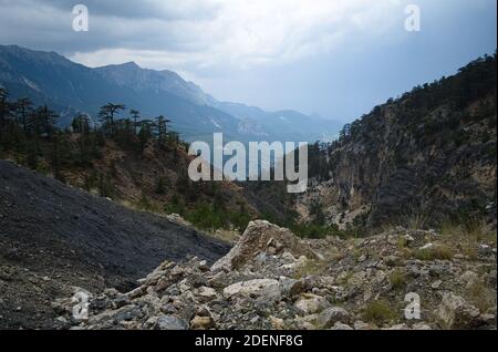 Sentiero escursionistico nelle montagne turche, terreno estremo sulla Via Licia. Vista panoramica sulla catena montuosa e sulla valle. Turchia. Foto Stock