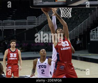 Kansas City, Missouri, Stati Uniti. 29 Nov 2020. Liberty Flames sostituirà in avanti i punteggi di Blake Preston 32 durante la prima metà del gioco. Credito: Serena S.Y. Hsu/ZUMA Wire/Alamy Live News Foto Stock