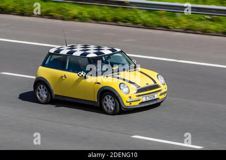 2002 giallo Mini One; traffico veicolare, veicoli in movimento, automobili, veicoli in marcia su strade del Regno Unito, motori, motori sulla rete stradale dell'autostrada M6 UK. Foto Stock