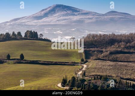 Bella vista panoramica del Monte Amiata con neve da Monticchiello, Siena, Toscana, Italia Foto Stock