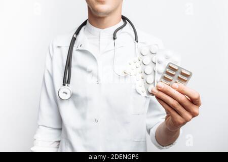 Medico di mano che tiene la compressa, primo piano, sfondo bianco, per la pubblicità Foto Stock