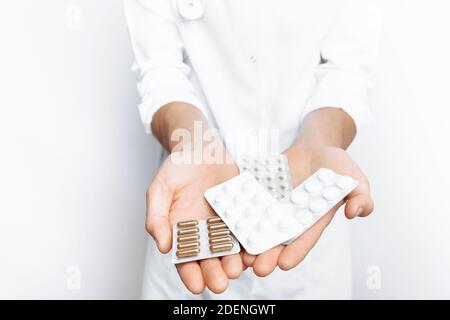 Medico di mano che tiene la compressa, primo piano, sfondo bianco, per la pubblicità Foto Stock