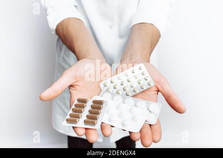 Medico di mano che tiene la compressa, primo piano, sfondo bianco, per la pubblicità Foto Stock