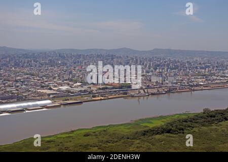 Vista aerea della regione meridionale della capitale dello stato del Rio Grande do sul, Porto Alegre, nel Brasile meridionale. Foto Stock