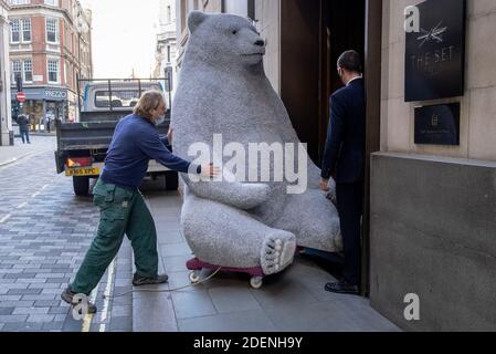 Il secondo di due giganteschi orsacchiotti natalizi sono scaricati da un camion di subappaltatore e consegnati al foyer del Cafe Royal in Air Street, il 1 dicembre 2020, a Londra, Inghilterra. Gli orsi sono stati prodotti dalla società rumena Eugeniu Dumneanu Art-Grass, un fornitore di erba sintetica e erba sintetica specializzata nella copertura di superfici e instillazioni con erba artificiale e Astroturf. Foto Stock