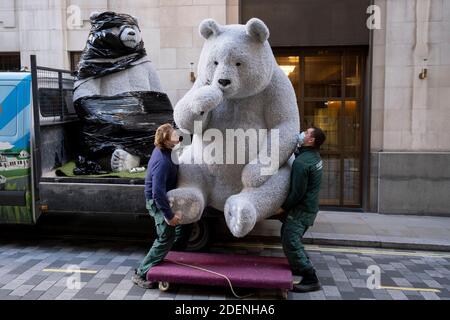 Il primo di due giganteschi orsacchiotti natalizi sono scaricati da un camion di subappaltatore e consegnati al foyer del Cafe Royal in Air Street, il 1 dicembre 2020, a Londra, Inghilterra. Gli orsi sono stati prodotti dalla società rumena Eugeniu Dumneanu Art-Grass, un fornitore di erba sintetica e erba sintetica specializzata nella copertura di superfici e instillazioni con erba artificiale e Astroturf. Foto Stock