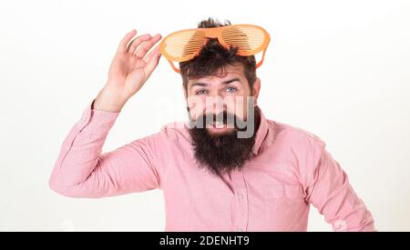 Hipster usura shutter shades estremamente grandi occhiali da sole. Occhiali da sole vacanza attributo. Protezione per gli occhi occhiali da sole accessorio estivo. Uomo Barbuto di indossare occhiali da sole. Come ottenere pronto per la vostra prossima vacanza. Foto Stock