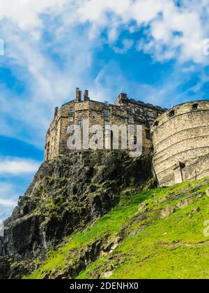 Castello di Edimburgo in estate. Bassa prospettiva durante le celebrazioni anuali. Foto Stock